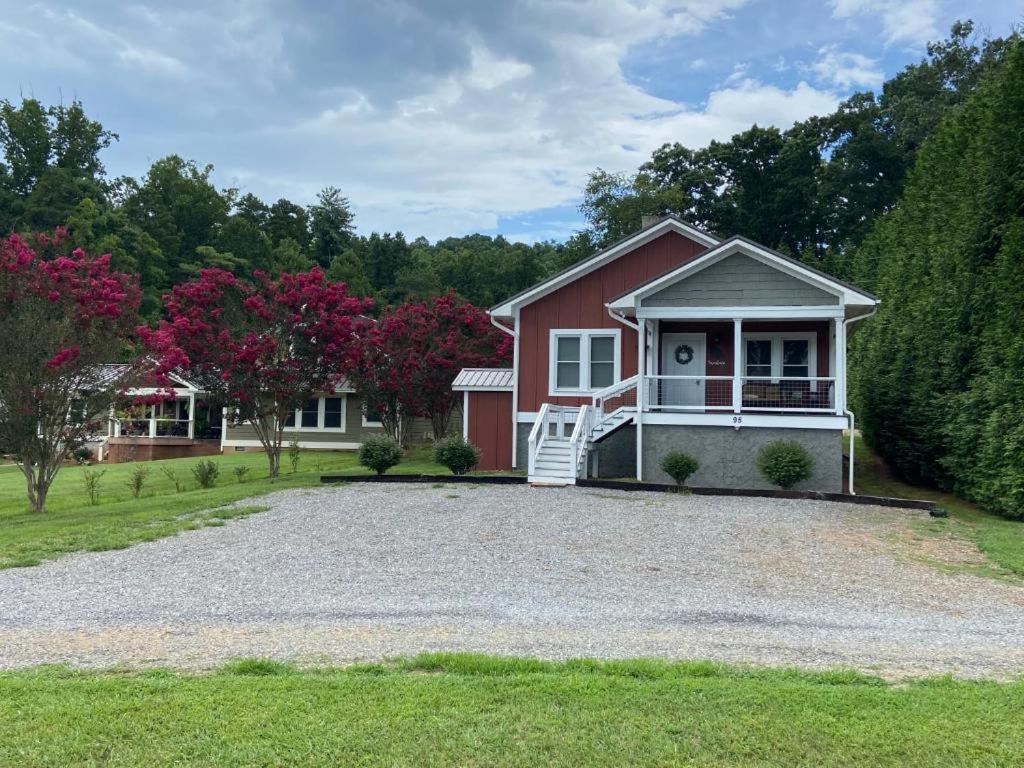 The Farmhouse At Wolfehaven Asheville Exterior foto